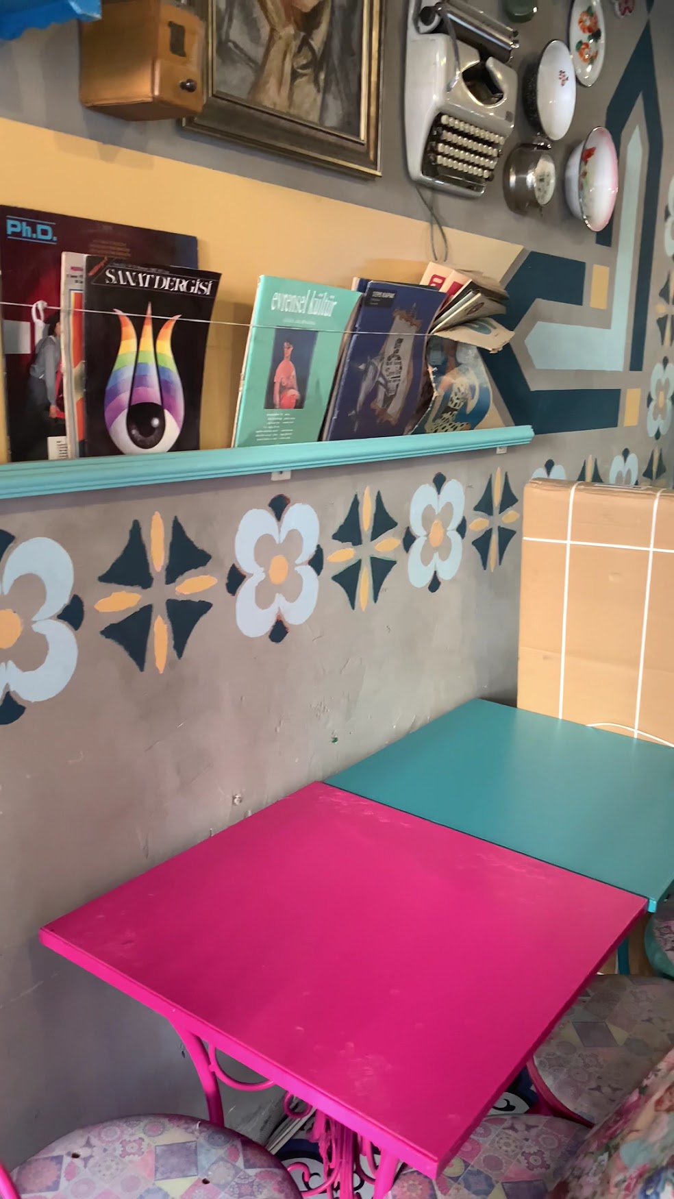 Kokopelli Coffee Co. renkli ve karakterli oturma köşesi